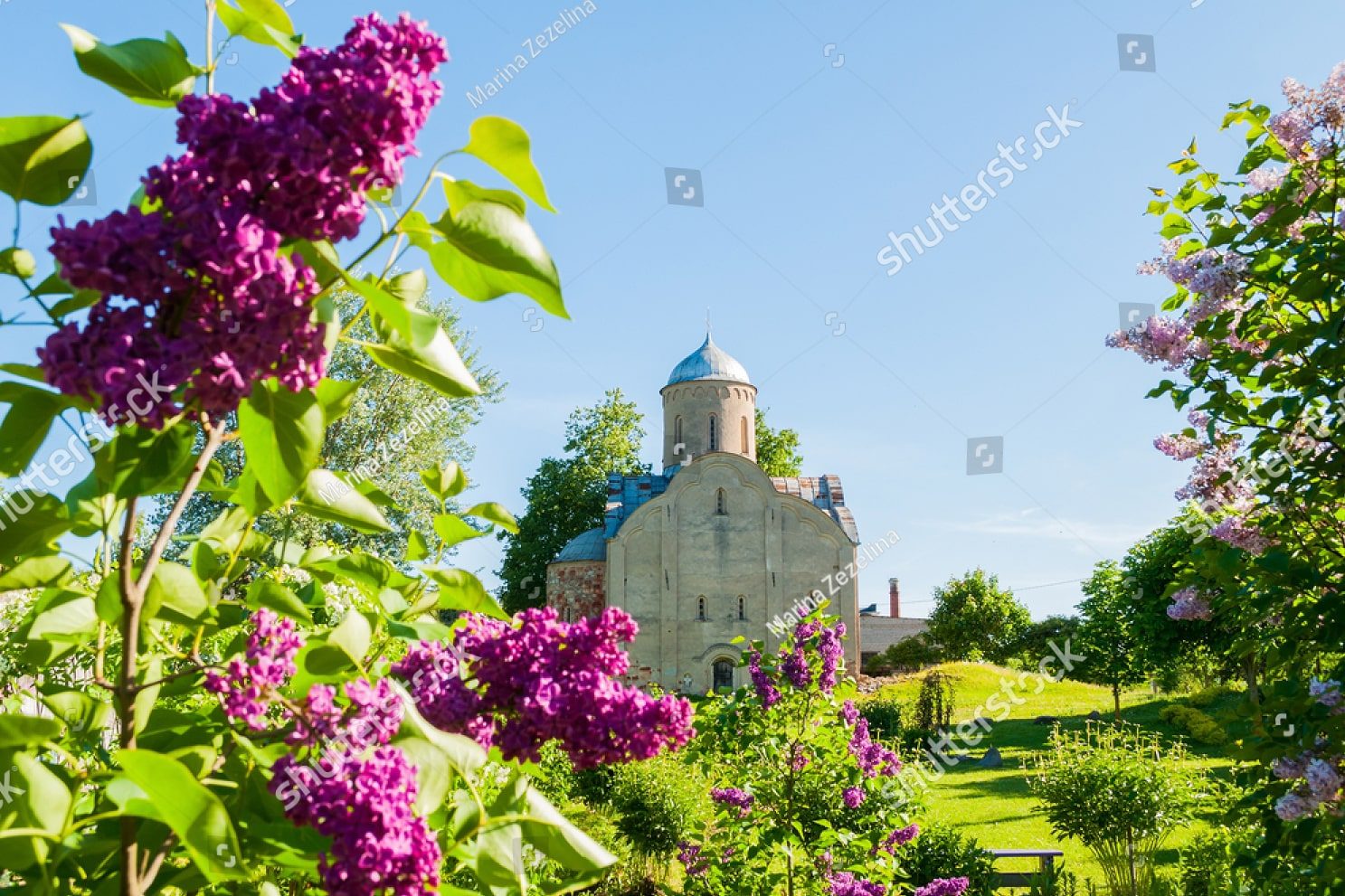 церковь в цветах