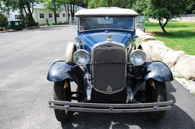 1930 Ford Model A Deluxe Roadster_05