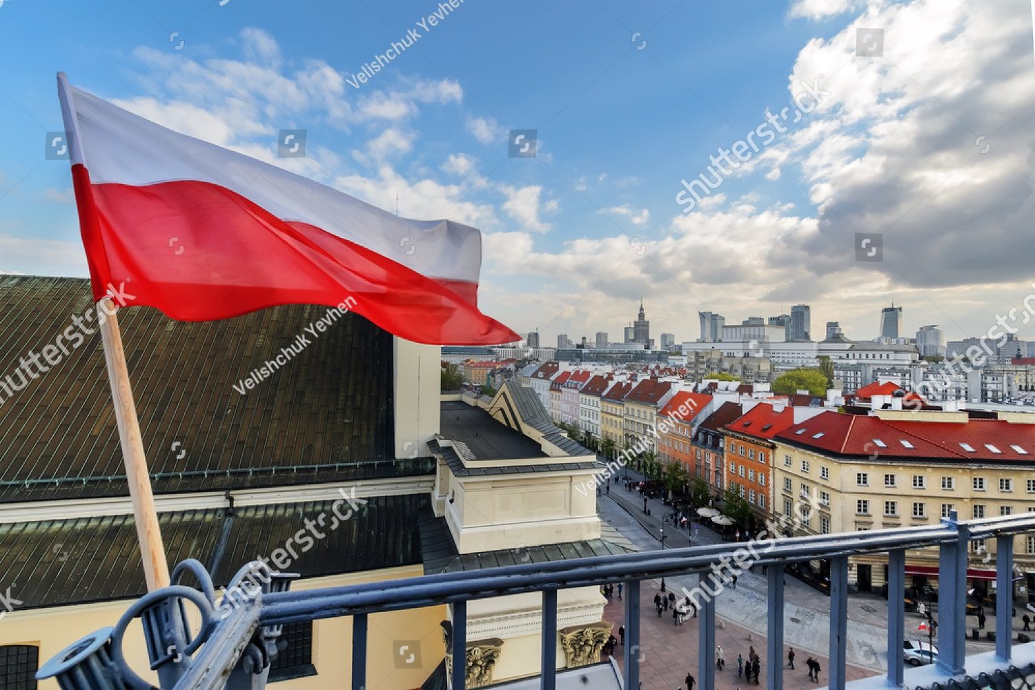 флаг польши на фоне варшавы