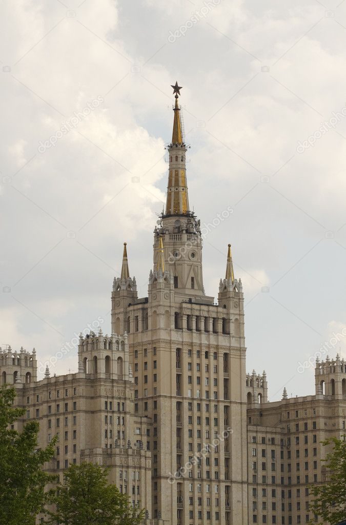 Высокое здание в Москве