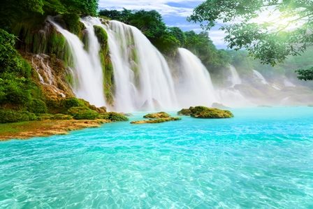 прекрасный вид на водопад