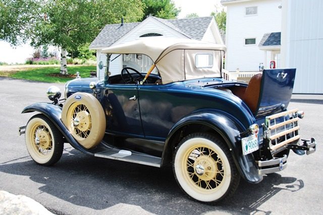 1930 Ford Model A Deluxe Roadster_04