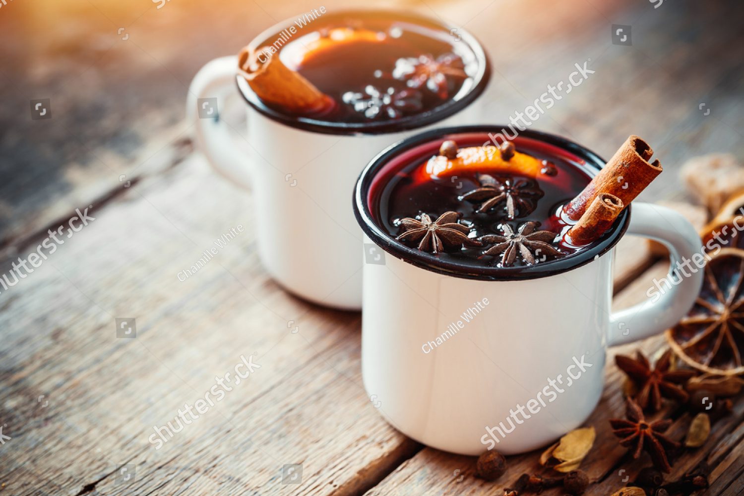 Две кружки глинтвейна 