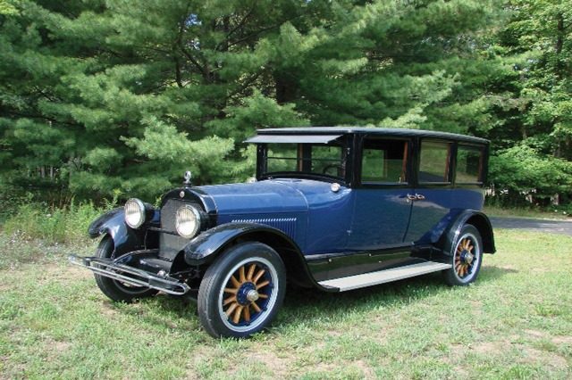1922 Cadillac Model 61 Suburban Sedan_01
